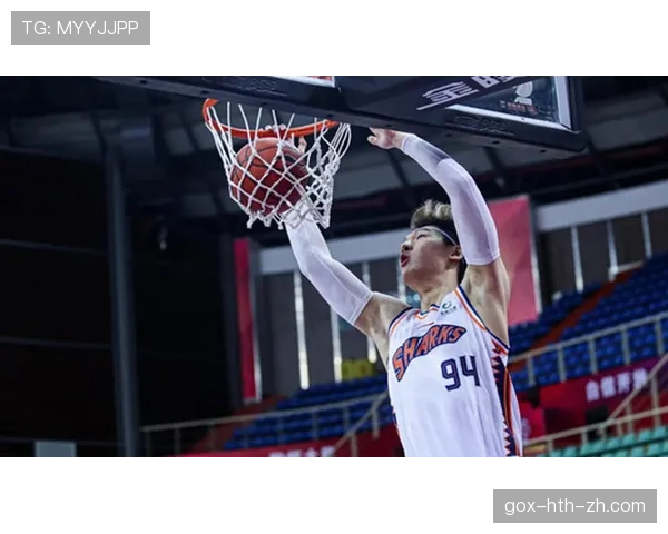 哈登居然在豪宅厨房做饭？隔壁邻居都愣了，这生活也太不像篮球明星了吧！