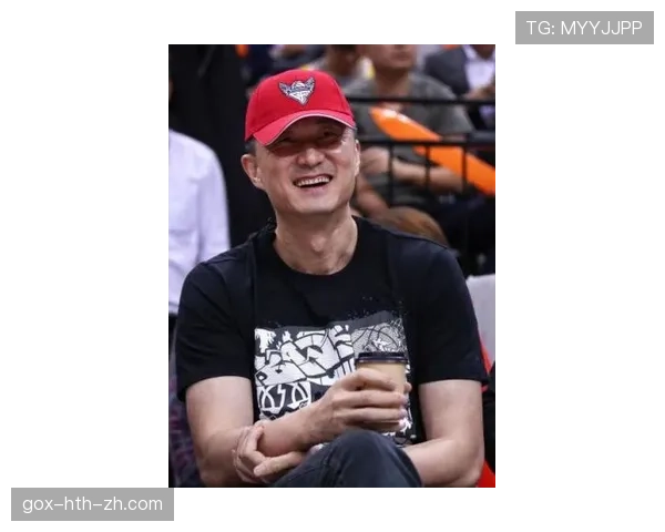 徐灿训练场边戴金链子，教练都忍不住多看几眼了！